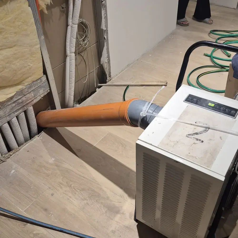 Instalacija isušivača s odvodnom cijevi kroz zid tijekom sanacije