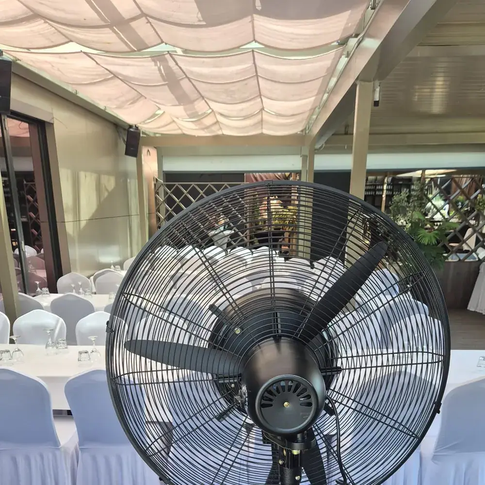 Ventilator s maglicom na terasi restorana