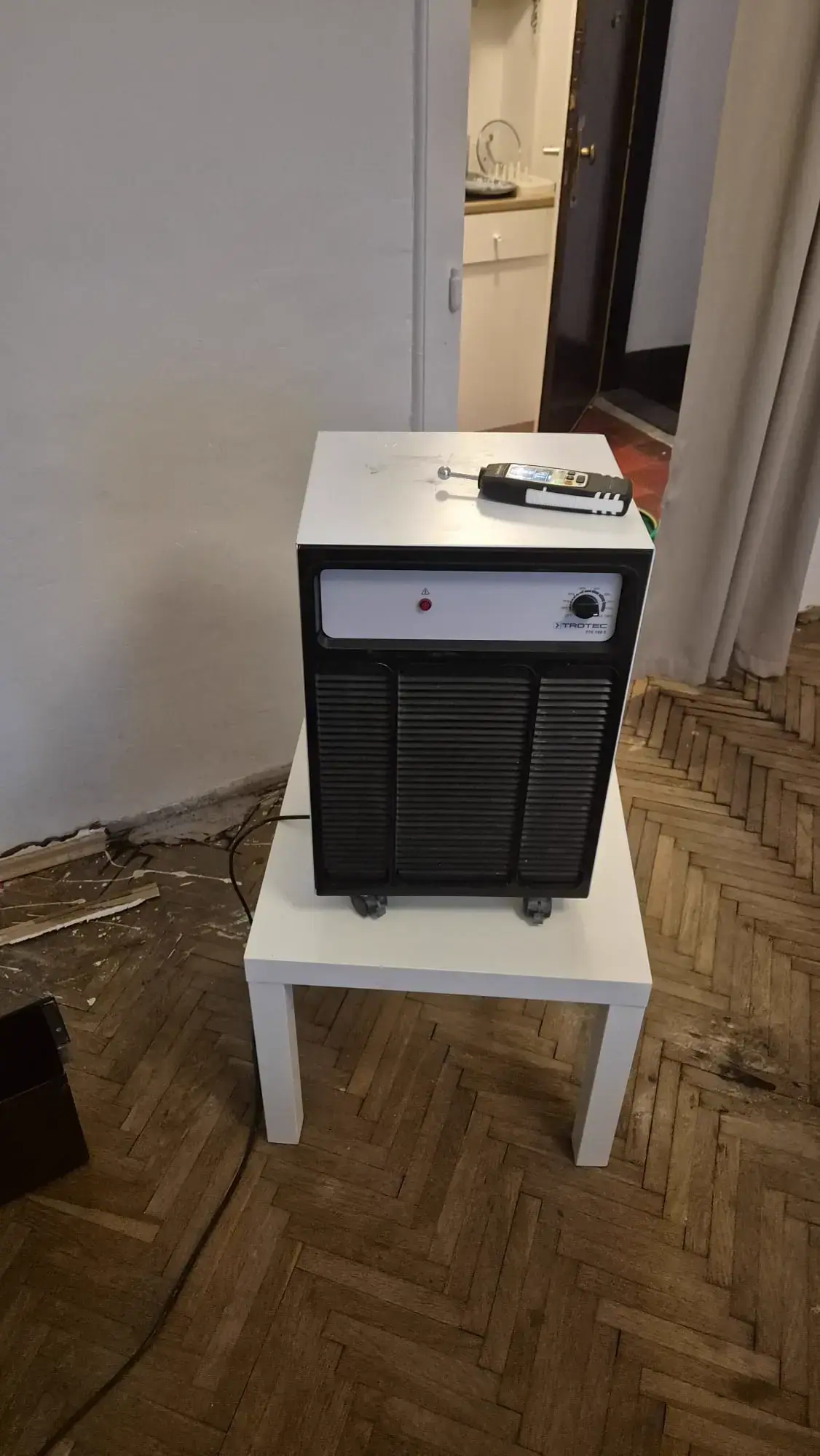 Aparat za isušivanje vlage — Trotec TTK 120S u manjem stanu