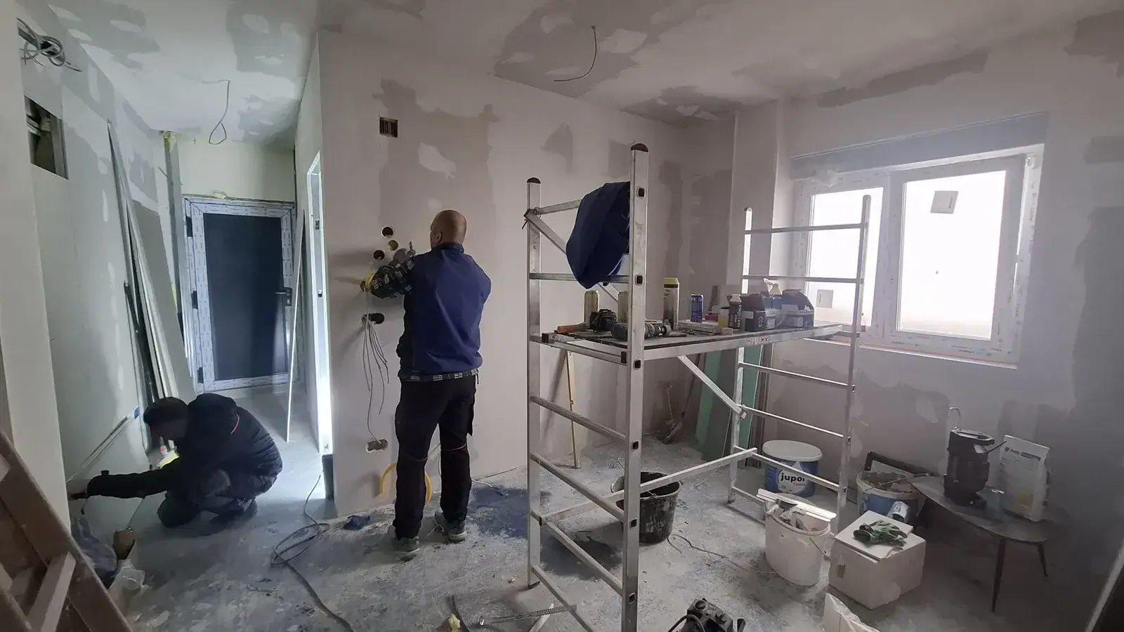 Radnici koriste pokretnu skelu tijekom instalaterskih radova, Zagreb