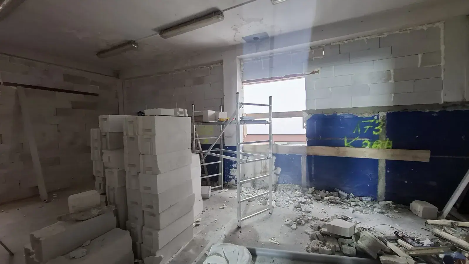 Pokretna aluminijska skela postavljena tijekom radova u stanu — najam Zagreb