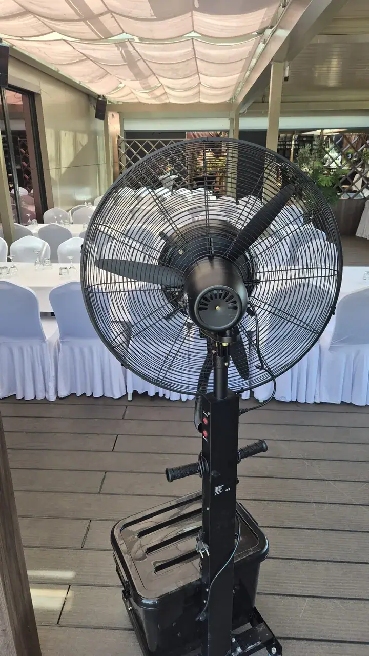 Ventilator na vodu na natkrivenoj terasi ugostiteljskog objekta s dizajnerskim namještajem