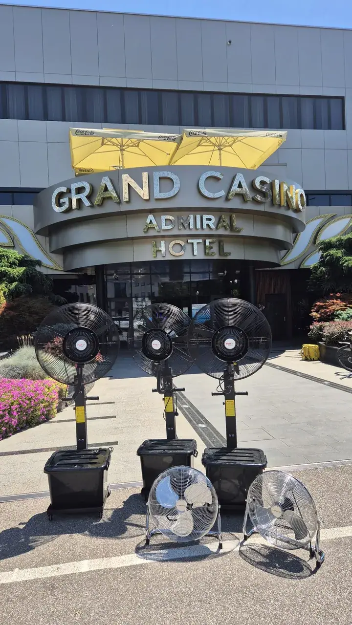 Najam ventilatora na vodu ispred ulaza u Grand Casino Admiral Hotel u Zagrebu